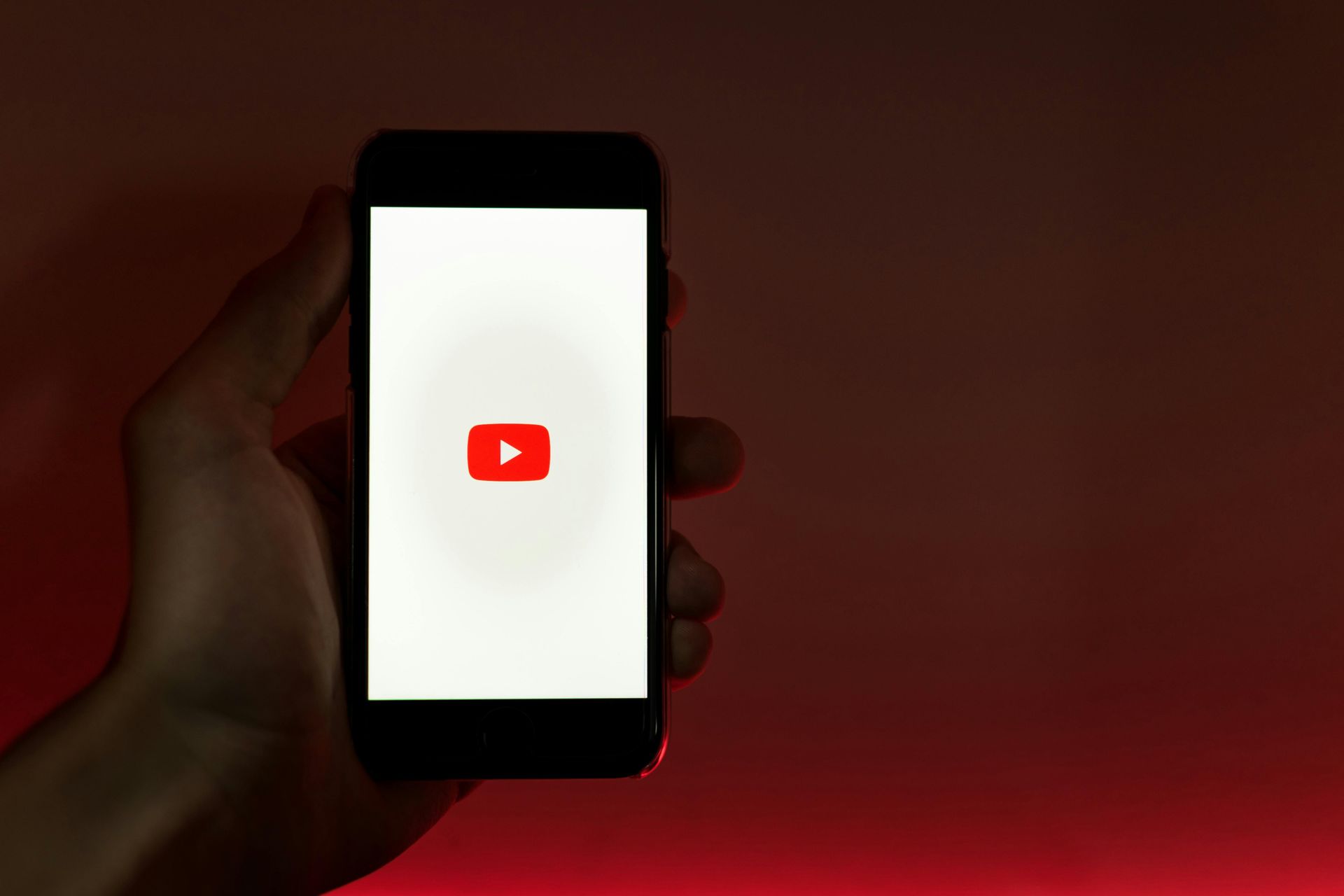 YouTube to Launch AI Dubbing Feature for Creators by End of February 2025